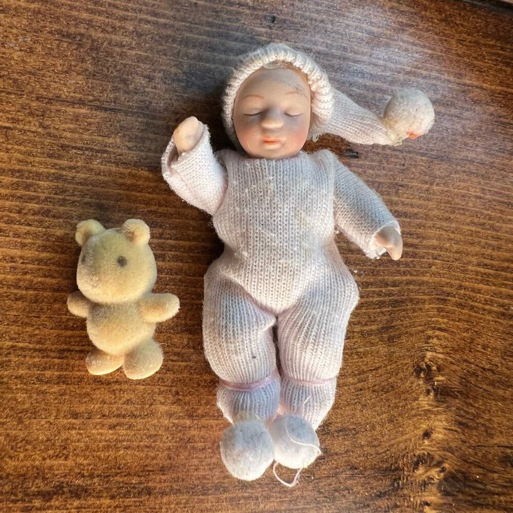 Vintage Miniature Crib Dollhouse White Wooden with Baby & Teddy Bear - Picture 5 of 11